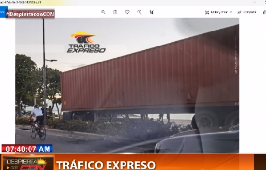 cdn37's tweet photo. #CDN Patana perdió el control e impactó dos árboles en el Malecón, cerca de la zona universitaria en el Distrito Nacional. Los detalles a cargo del analista @capiurtecho en el segmento @TraficoExpreso de #DespiertaconCDN 

https://t.co/8mL5SYRdys https://t.co/tcOB4p5B3c