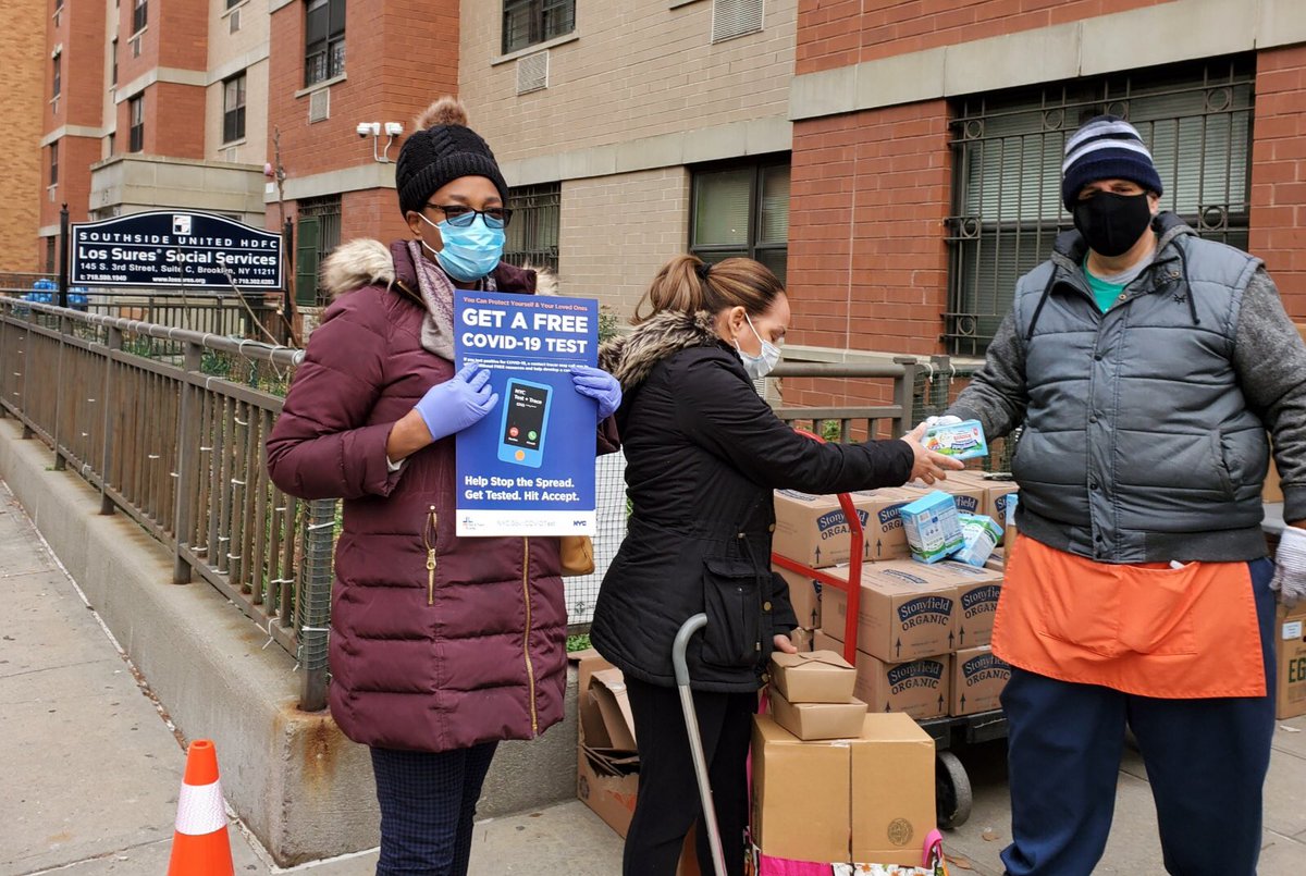 ¡Wepa @LosSures ! The #NYCTestandTrace Brooklyn Outreach Team spent #GetTestedTuesday at the #LosSures Social Services Pantry on South 3rd Street in Williamsburg's Southside, handing out free masks and COVID prevention material.