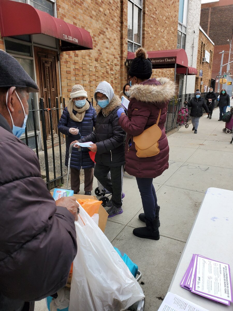NYCHealthSystem's tweet photo. ¡Wepa @LosSures ! The #NYCTestandTrace Brooklyn Outreach Team spent #GetTestedTuesday at the #LosSures Social Services Pantry on South 3rd Street in Williamsburg's Southside, handing out free masks and COVID prevention material. https://t.co/4qTKkRC4Rd