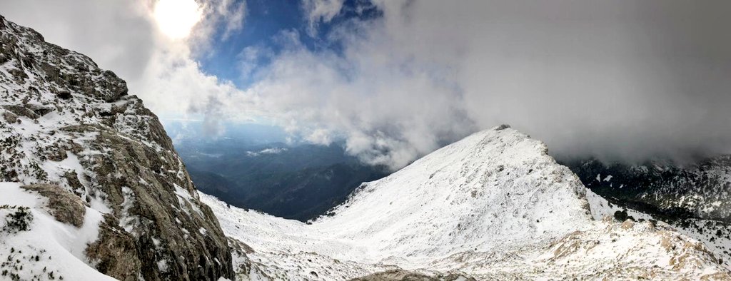 MiquelSalamanca's tweet photo. Tímidament però ha tornat a nevar, per sisè dia consecutiu, a la Serra de Tramuntana. El Puig de ses Bassetes (1213 m) i el Coll de n'Argentó (📷: @NeusAlberti) https://t.co/9EAD5qcpws