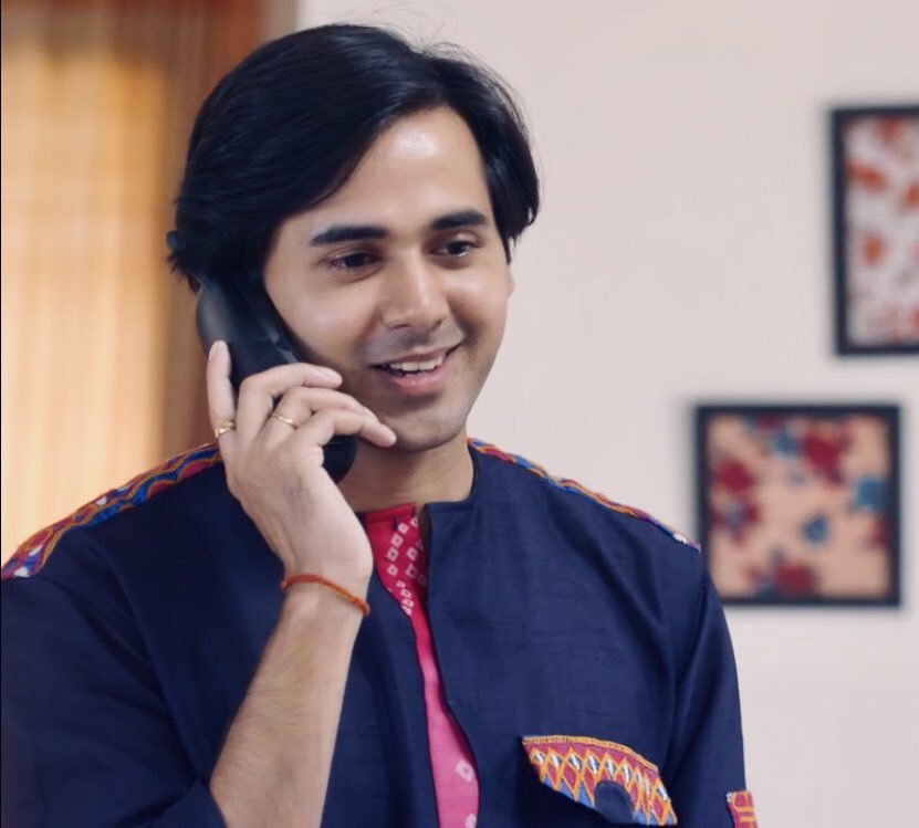 Resemblance at its peak so obviously his clothes were also inspired by his idol.