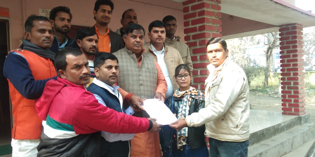 NiosdeledStp's tweet photo. आज महिला मोर्चा जिलाध्यक्ष सीतापुर सिबा तबस्सुम  जी और हमारे जिला कार्यकारिणी के सदस्य रजनीश मिश्रा जी अपने साथियों के साथ जाकर सेवता विधायक (सीतापुर) ज्ञान तिवारी जी से मुलाकात कीऔर cm साहब से मिलाने की गुहार लगाई उन्होंने कहा  कि हम बहुत जल्द ही आप लोगों की । https://t.co/Zw2zJ1ELnl