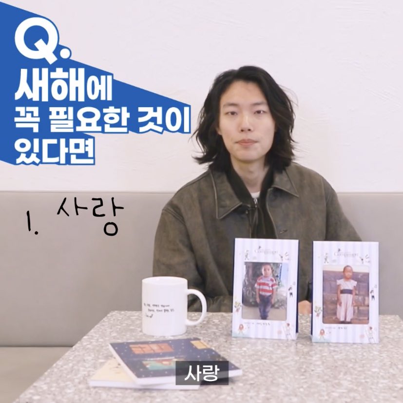 얼굴만보느라 컵 우리 굿즈인거 이제 봄ㅋㅋ