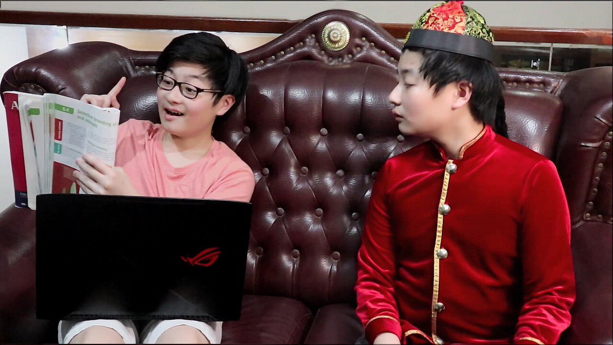 KevinKahuni's tweet photo. Kemarin siapa nih yang ribut si baju merah..
Nah hari ini aku ajakin dia foto..
Yuk mana fans nya si Zhong Liang 🤣🤣
.
#kevinkahuni #youtube #identik #twins #kembar https://t.co/eWKJMbNDyZ