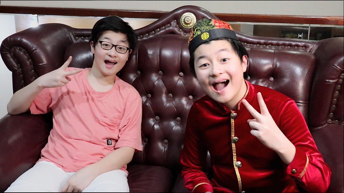 KevinKahuni's tweet photo. Kemarin siapa nih yang ribut si baju merah..
Nah hari ini aku ajakin dia foto..
Yuk mana fans nya si Zhong Liang 🤣🤣
.
#kevinkahuni #youtube #identik #twins #kembar https://t.co/eWKJMbNDyZ