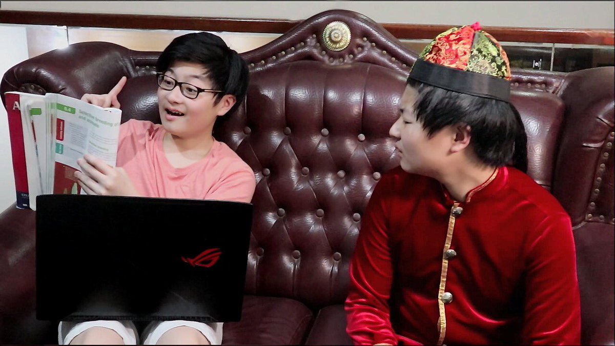 KevinKahuni's tweet photo. Kemarin siapa nih yang ribut si baju merah..
Nah hari ini aku ajakin dia foto..
Yuk mana fans nya si Zhong Liang 🤣🤣
.
#kevinkahuni #youtube #identik #twins #kembar https://t.co/eWKJMbNDyZ