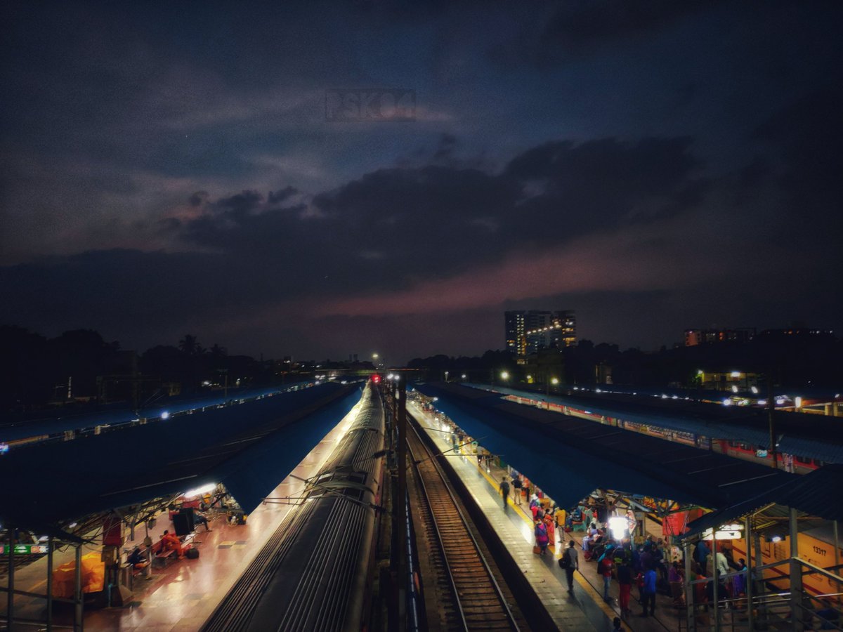 Srivilliputtur1's tweet photo. @GMSRailway @RailMinIndia A view from Chennai Egmore Station Platform at one fine day.

#IndianRailways #MemoriesWithRailways 
#southernrailway 

#svpr https://t.co/ljPydZ7mdz