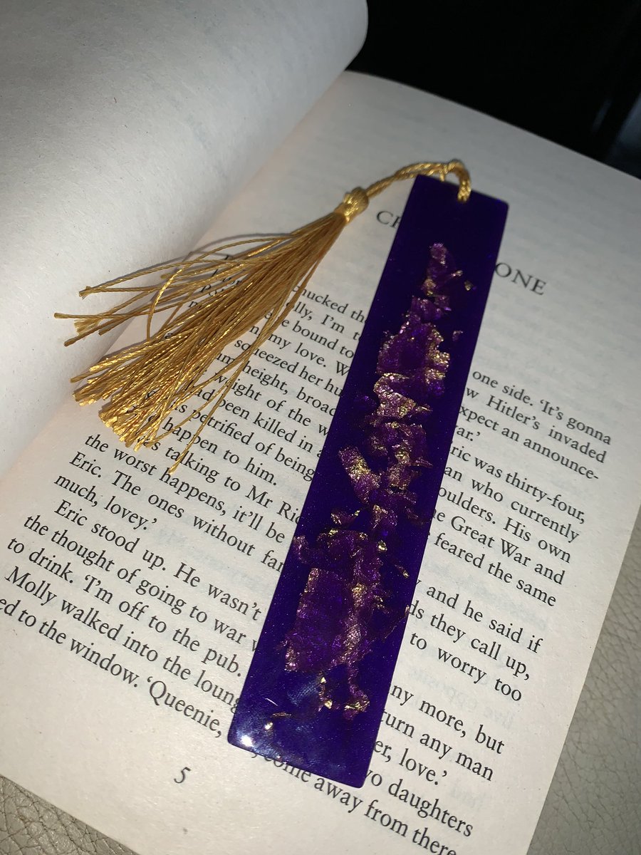 GiftedWGlitter's tweet photo. Bookmark for a lovely customer 🥰🥰

Dm for any custom orders ♥️ 

#resinbookmark #resinattist #resinart https://t.co/91XAAolxwZ