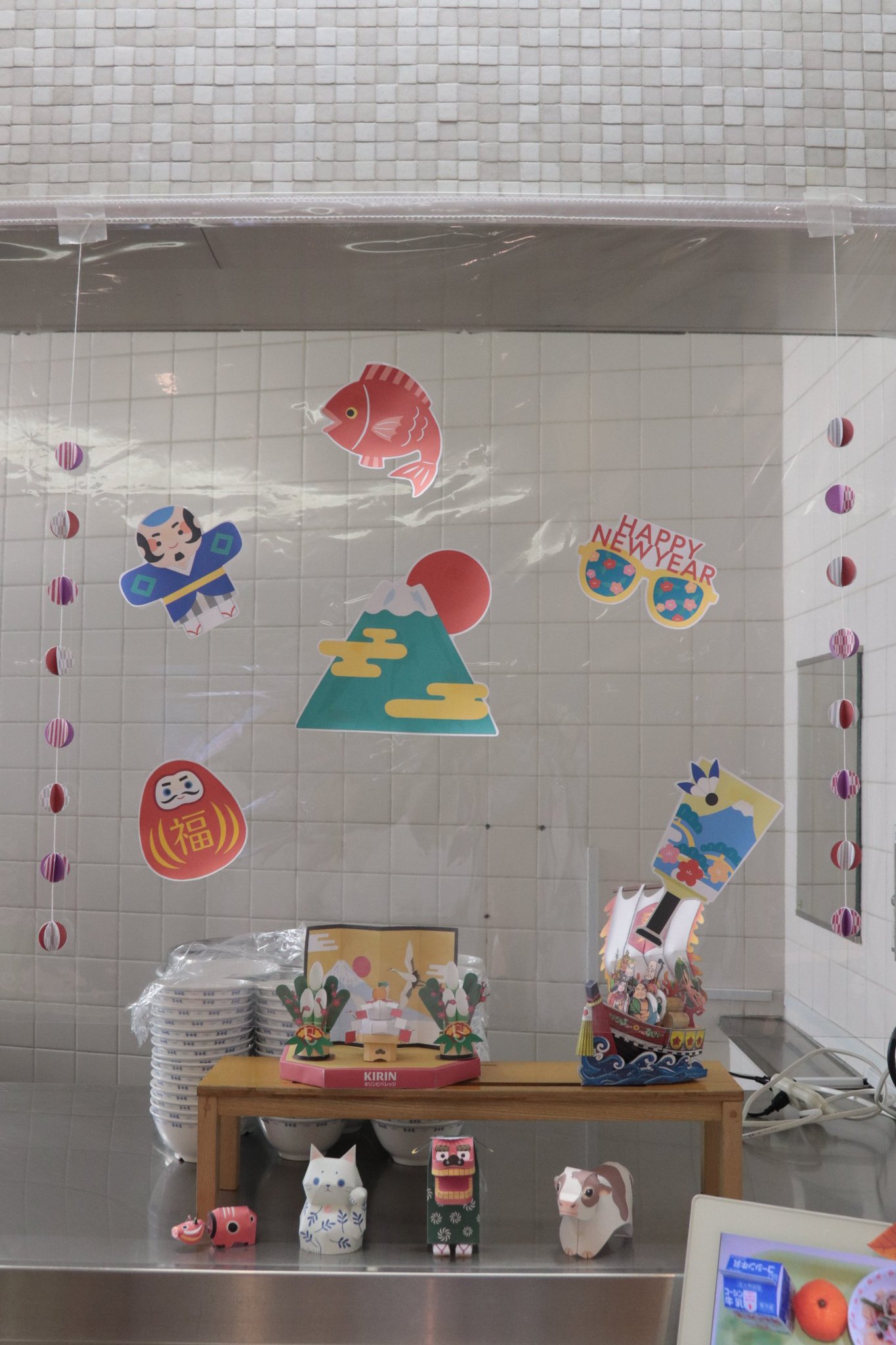 東京都立工芸高校 定時制 １月６日 水 の給食は 肉 甘辛 プルコギ丼 付け合わせの揚げごぼう クセになる 食堂のペーパークラフトは新春仕様 今回は２mの生徒による力作 宝船 も加わり とてもにぎやかです 本日の献立