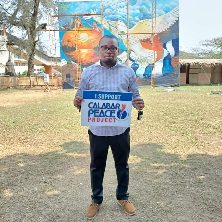 Eyencalabar1's tweet photo. Hello #Calabartwitter let's support the #Calabarpeaceproject it is an initiative of a crop of visual artists in Calabar, this painting on canvas measures 25ft (height) ×35ft (width) and is the largest documented painting of it's kind in Africa. https://t.co/2GN3veIt2W