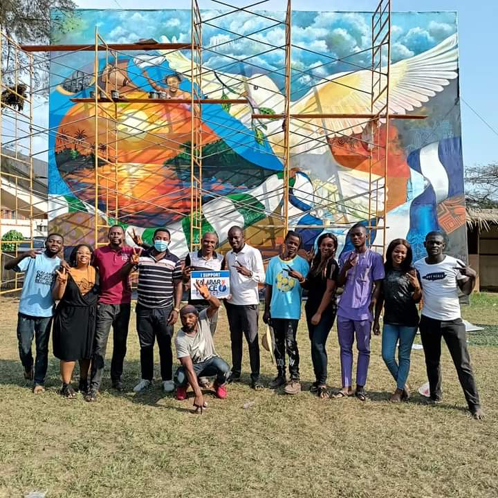 Eyencalabar1's tweet photo. Hello #Calabartwitter let's support the #Calabarpeaceproject it is an initiative of a crop of visual artists in Calabar, this painting on canvas measures 25ft (height) ×35ft (width) and is the largest documented painting of it's kind in Africa. https://t.co/2GN3veIt2W