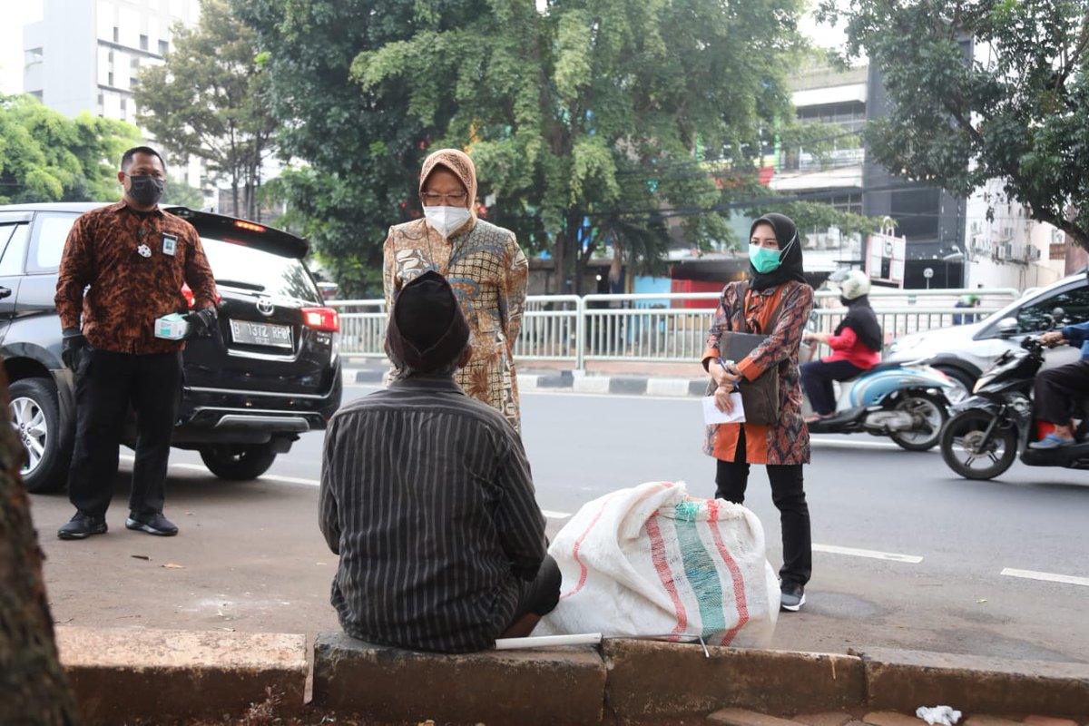 KemensosRI's tweet photo. Bagaimana penanganan kelompok masyarakat rentan yang tepat dilakukan?

#SobatSosial, dalam penanganan Pemerlu Pelayanan Kesejahteraan Sosial (PPKS) kini tak lagi hanya dasar belas kasihan, tetapi pemenuhan hak-hak asasi manusia dg mendorong kemandirian.

Simak tweet berikut https://t.co/3JKBeKqiHc