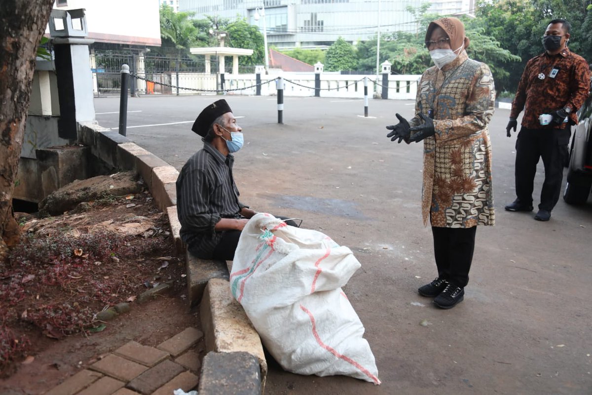 KemensosRI's tweet photo. Bagaimana penanganan kelompok masyarakat rentan yang tepat dilakukan?

#SobatSosial, dalam penanganan Pemerlu Pelayanan Kesejahteraan Sosial (PPKS) kini tak lagi hanya dasar belas kasihan, tetapi pemenuhan hak-hak asasi manusia dg mendorong kemandirian.

Simak tweet berikut https://t.co/3JKBeKqiHc