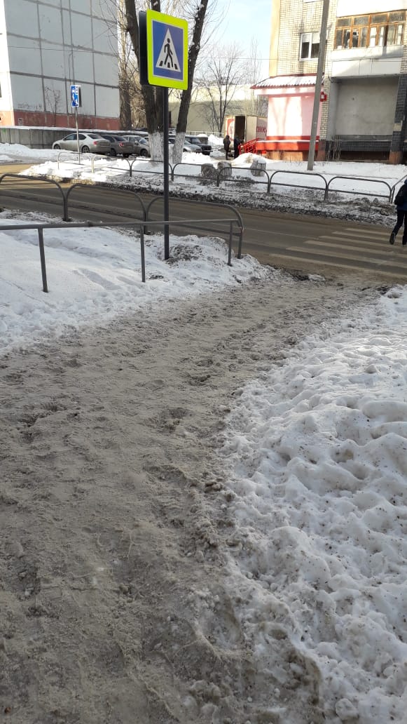 Жителям микрорайона Г1 очень трудно передвигаться по пешеходному переходу. За праздничные дни ни разу не был почищен.