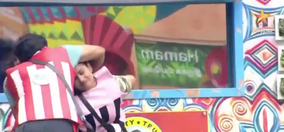 nellaiseemai's tweet photo. @Rajvenka At this point Bala comes from back and tried to attack Aari how he did for #Geby.
#BiggBossTamil
#BiggBossTamil4 https://t.co/u22KRbv9FA
