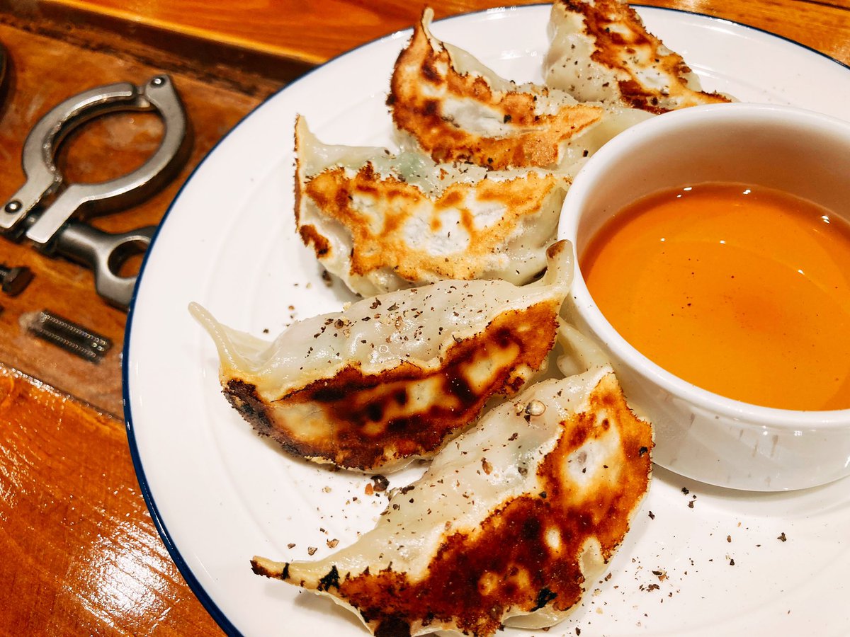 repubrew_2020's tweet photo. 数量限定!
店長てるさん特製餃子🥟
「 てるてる餃子 」
パンパンに入った具は、一口食べると肉汁が溢れ出し、とてもジューシーでボリューミー!✨
店長が一つ一つ丁寧に包んで作った餃子は数量限定🥟
ビールにもめっちゃ合います!🍻💫
#repubrew #sliderhouse #餃子 https://t.co/IgK0WYhran