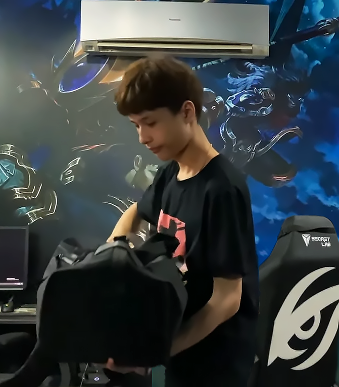 teamsecret's tweet photo. A day in the life of Eddie, between studies at home and training sessions at our gaming house 👀
📺 https://t.co/PktvqPrVlL
#SecretLOL #PerfectingTheJourney https://t.co/IaeMr4bB9o