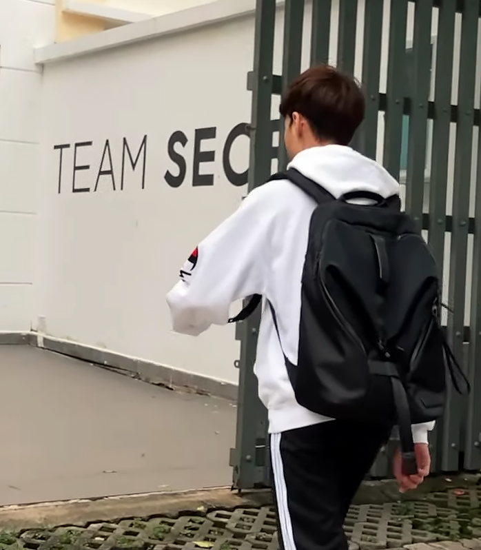 teamsecret's tweet photo. A day in the life of Eddie, between studies at home and training sessions at our gaming house 👀
📺 https://t.co/PktvqPrVlL
#SecretLOL #PerfectingTheJourney https://t.co/IaeMr4bB9o