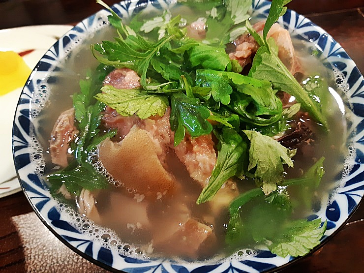 okinawayagijoho's tweet photo. 🍲ヒージャー食べ歩き🍴
浦添市屋冨祖にある『ヤギ屋 山』
山羊肉ゴロゴロの🐐山羊汁🍲1,500円
2度目の訪問は塩辛い🐐山羊汁🍲
3度目の正直、次回に期待です😍

#山羊汁 #ヒージャー #ひーじゃー #山羊 #やぎ #ヤギ屋山 #ヒージャー食べ歩き https://t.co/rTKlZ7Q9WK