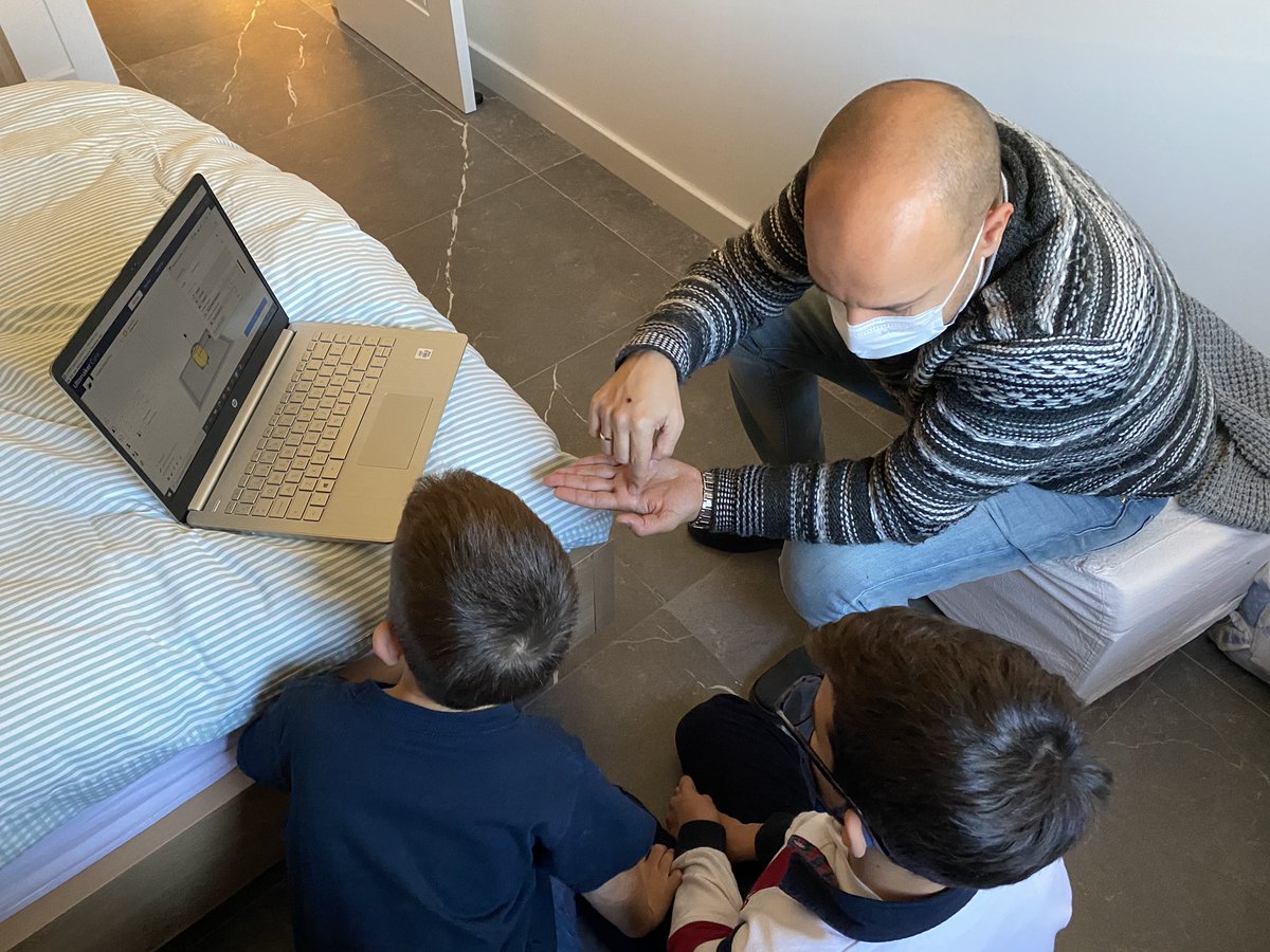 JavierUJA's tweet photo. Menuda #webinar sobre @tinkercad e #Impresion3d de mi amigo @tecnovillanueva, por cierto #INGENIERO, transmitiendo a mis hijos el gusto a la #educacion y a las #STEM. Esto es vocación a la #enseñanza y el valor añadido de nuestro sistema educativo @EducaAnd @aptandalucia https://t.co/3ytCWpxNQC