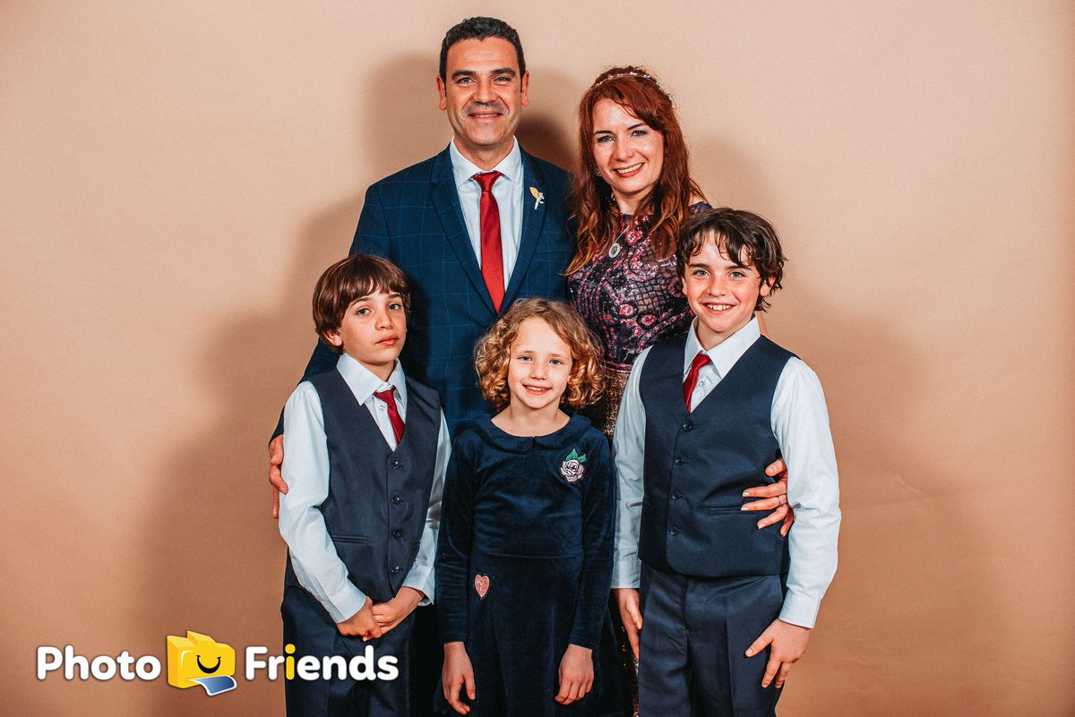 video_boda's tweet photo. Un mítico retrato de familia de nuestros photocall con revelado en la boda.
#mariage #canon #portrait #beauty #lovely #studio #france #video #photogrid #komimage #chateauroux #smilebox #ilovethisgame #togo #deols #photograph #bornephoto #photoshoot #photos #instagood https://t.co/VddLaqDK1D
