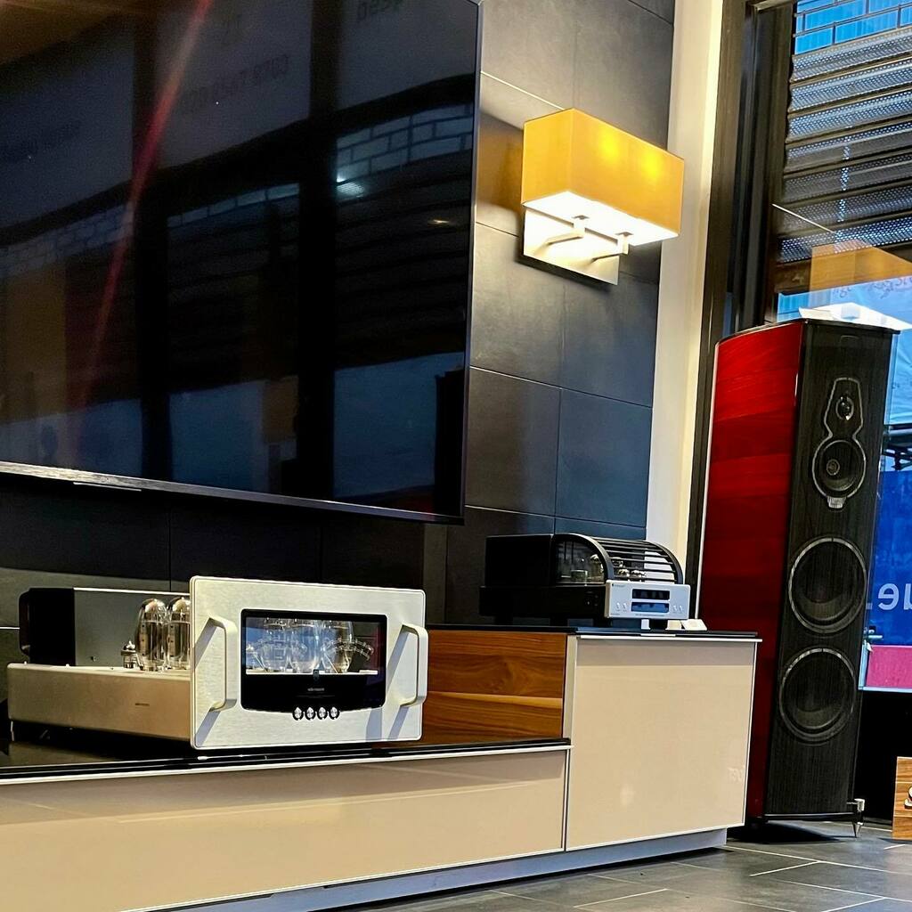 AudioVenue's tweet photo. Audio Research Ref160S too large for you, coming very soon Ref80s. #hifi #hifishop #sonytv #hifiporn #audioresarch #valves #tubes #audioresearchref160s #ref160s #ref80s #valveamp #valvepower #audiophiles #primaluna #highendaudio #referencehifi #sonusf… https://t.co/4oeNBn2d0X https://t.co/C0KGnXhxqa