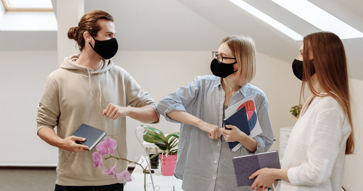 Het is duidelijk dat de afgelopen tijd veel onzekerheid en vragen heeft opgewekt, zo ook bij werknemers op kantoor. Onze HR-adviseur Olivia schrijft hier meer over in haar blog, want juist nu is het belangrijk om dit bespreekbaar te maken:  bit.ly/3rXc5YU