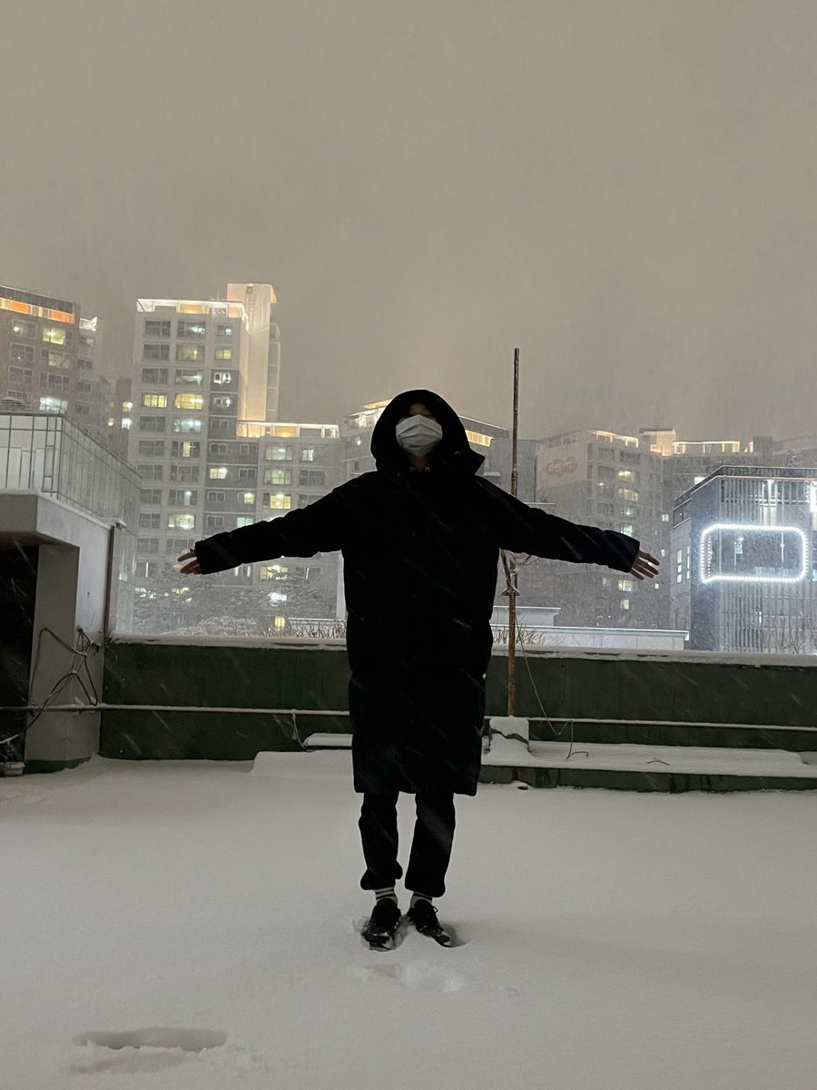 24Kplus_members's tweet photo. [#임찬] 애기눈사람!☃️

그리고 이따가 좋은거? 있으니��� snsn 확인해주기~!

#24K #투포케이 #임찬 #Imchan #귀찬 #눈 #snow https://t.co/khhKuHzRQ4