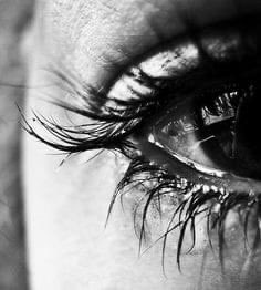 لا أضربُ الأمثالَ مدحًا للنوى .. 

ليتَ الفراقَ و يومَهُ لم يُخلَقِ!

_____________

#عشق❤️