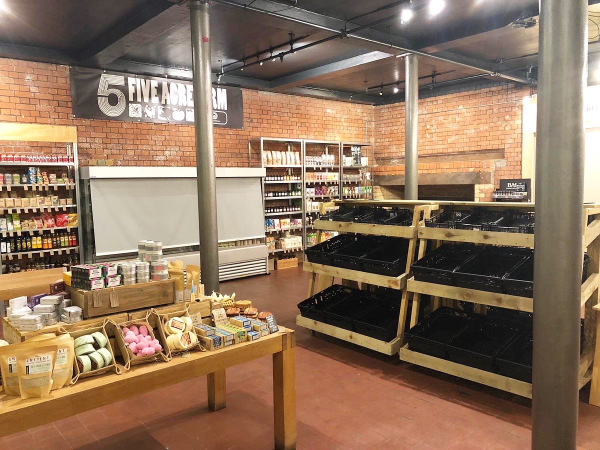 Tobacco_Factory's tweet photo. Check out our @fiveacrefarmer Farm Shop’s s p a c i o u s new layout - perfect for safely shopping for your essentials during Lockdown 👏🏼.
#FiveAcreFarm #FarmShop #WeAreBS3 #FiveFromFive #FruitAndVeg #Essentials #SocialDistancing #SaferShopping. https://t.co/aw9Tf6mBAa