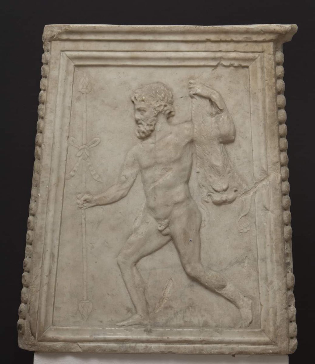 MuseoArcheoVene's tweet image. #DIFFICULTWORDS
Among the attributes of Dionysus, satyrs and his votaries there is the THYRSUS: a knobby staff topped with a pine cone and bound with branches of ivy, vine and ribbons (symbols of initiation). It&apos;s a phallic symbol which represents fertility and god’s vital spark.