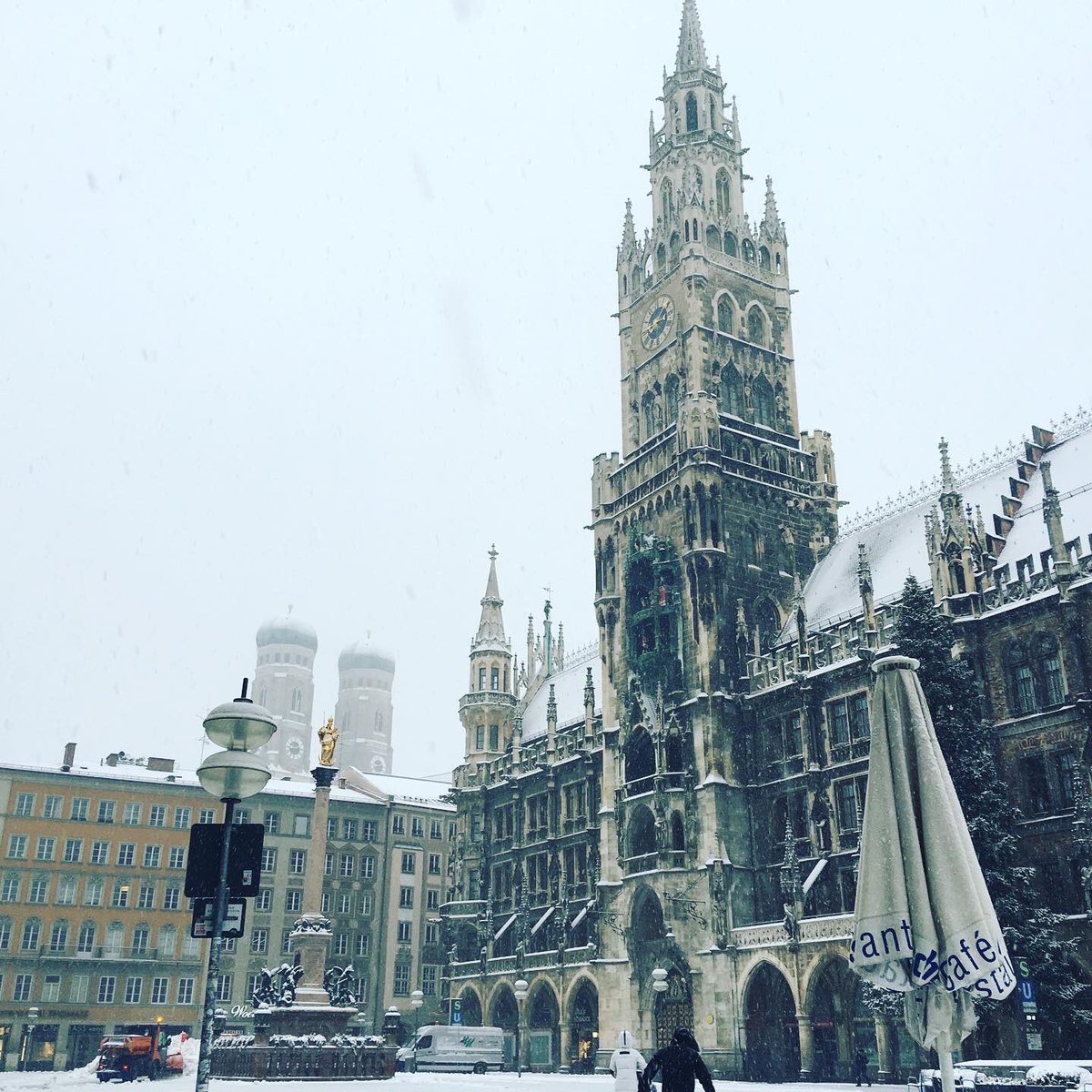 Hankyu Travel Europe 1月6日バイエルン州は公現祭の祝日です ミュンヘンの街は久しぶりの雪化粧となりました 銅像も寒そうですね ミュンヘン ドイツ ヨーロッパ 阪急交通社 海外旅行 ドイツ旅行