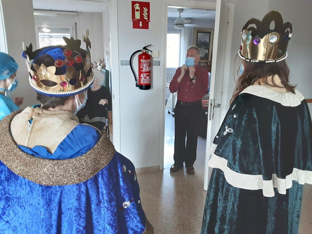 ResiMontblanc's tweet photo. 👑  REIS MAGS | Els Reis han passat per la Residència Mont Blanc de #Manresa carregats de regals. No perdem la il·lusió! 💫 🥰 Seguiu-nos a @StAndreuSalut https://t.co/fK5Q2MqK41