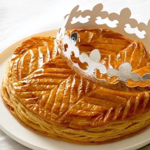BarbaraLovato1's tweet photo. Buona Epifania con la galette des rois! Dolce tipico francese con pasta sfoglia di crema di frangipane,mandorle. Se trovi la sorpresa all’interno , diventi il re della giornata ! #ExploreFrance @visitparisreg https://t.co/IIw4FLbrbF