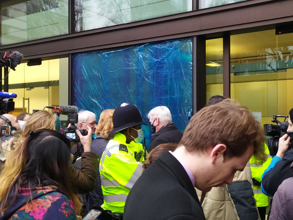 Assange's fiancée  @StellaMoris1 &  @khrafnsson &  @SwaziJAF of WikiLeaks are being temporarily prevented from entering court building. It's unclear why. It could simply be because they've temporarily blocked people from entering for the Assange case and are allowing others through.