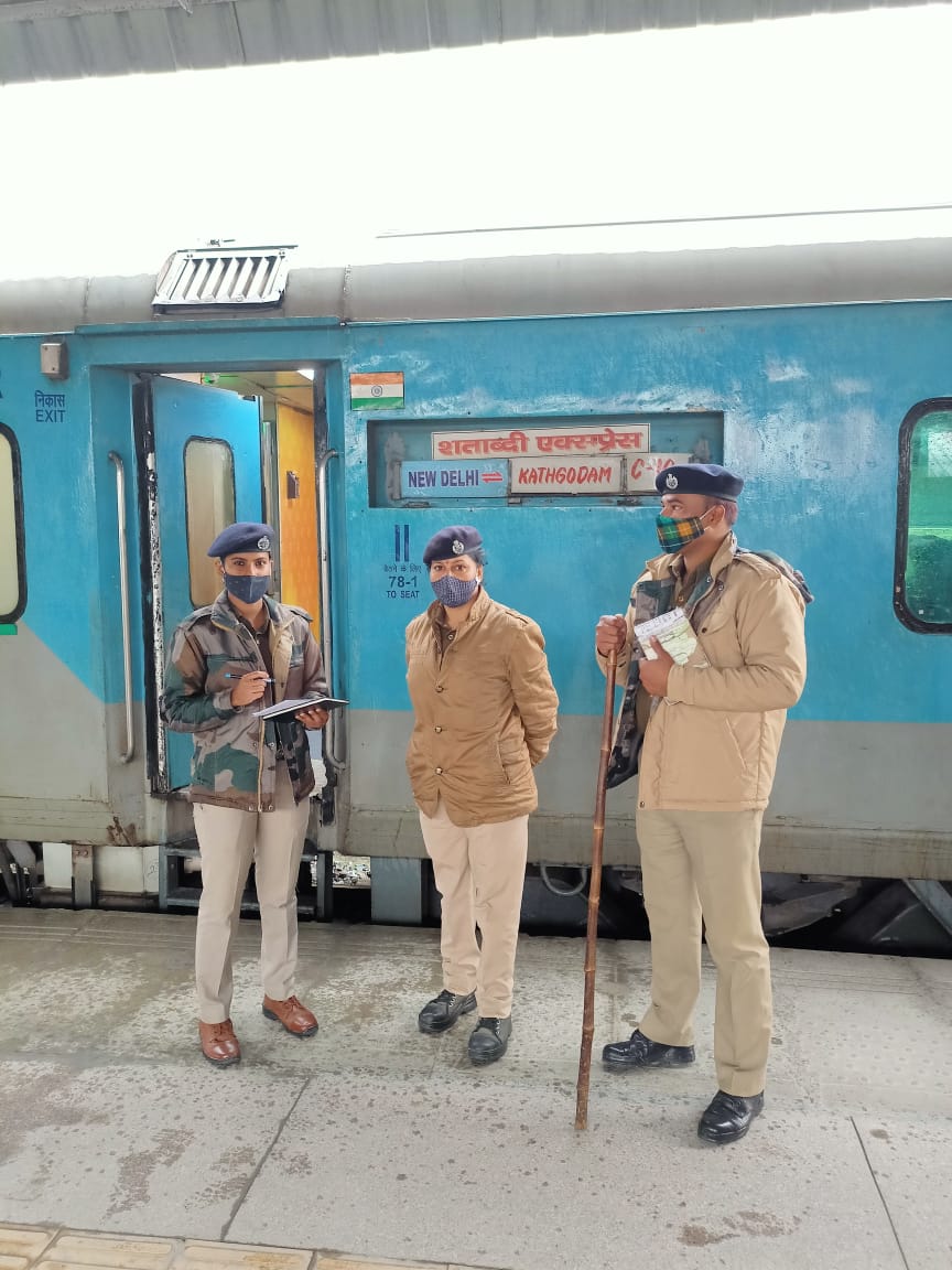 RLalkuan's tweet photo. Date 06/01/2021
Train no 02040 attended by SIPF Manisha with LCT Rachna Pandey and  interacted with lady passengers travelling alone under " Meri saheli " Campaign and told them about 182 security help line no. https://t.co/t9ZyvlrUwg