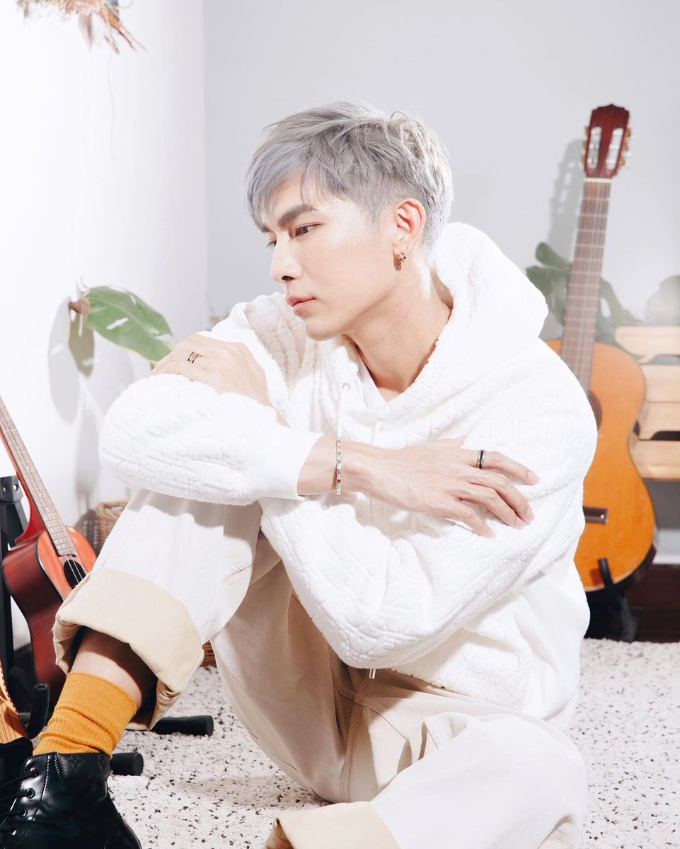DaisyQ77's tweet photo. Look, the white-haired boy
#FirstMetMewGulf https://t.co/ReCFQdno5u