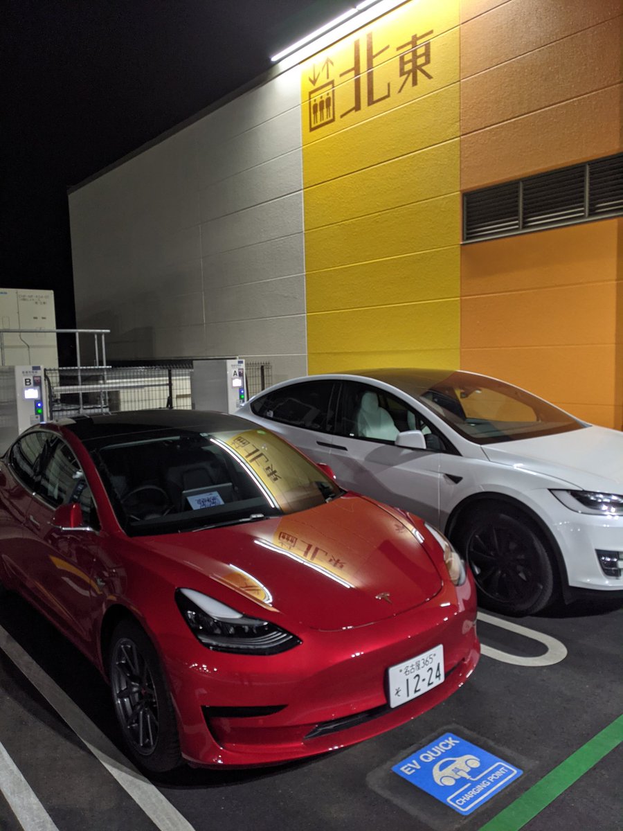 LabVIEW_Tesla's tweet photo. 白インテリアXの隣で充電中 https://t.co/DB5V2C6nKf