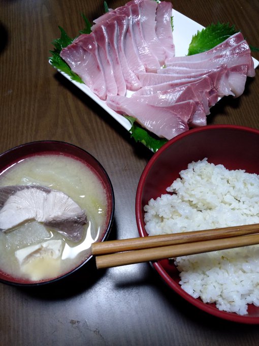 鰤の刺し身と鰤の味噌汁
めっちゃ贅沢! 