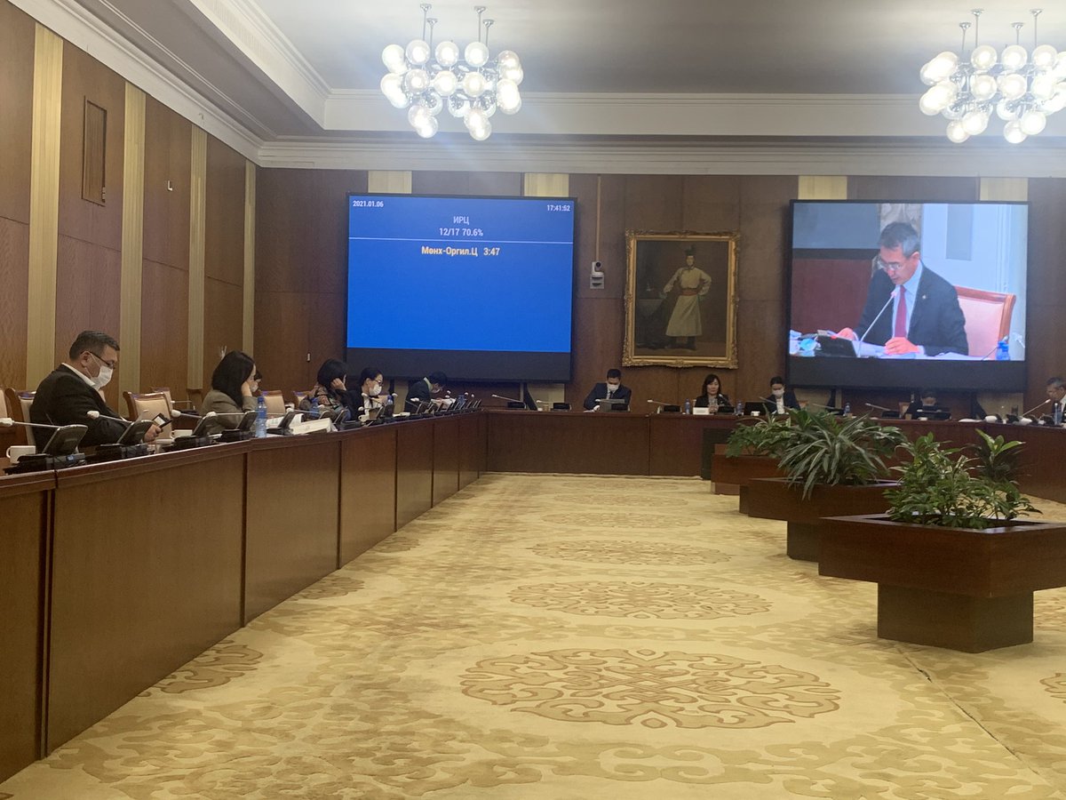 Хөдөлмөрийн маргааныг ихэвчлэн шүүхээр шийдвэрлэдэг. Шинэчилсэн найруулгаар аль болохоор анхан шатандаа ажил олгогч, ажилтан зөвшилцөж шийдвэрлэхээр болж байна. Хөдөлмөрийн маргааныг агуулгаар нь анх удаа сонирхолын болон эрхийн маргаан гэж ангилав