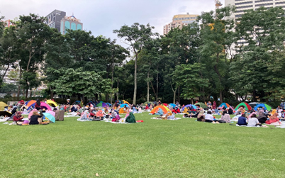 OK lah: 跟印尼姐姐的對話經常是這樣的:問：僱主不是應該給食物津貼或者足夠食物嗎？答： It’s OK lah.問：你會吃不飽的？答：It’s OK lah.問：你每天工作時間也太長了吧？答： It’s OK lah.問：你不是應該每週休息日都有完整的一天嗎？答： It’s OK lah....No, it’s not Okay lah.