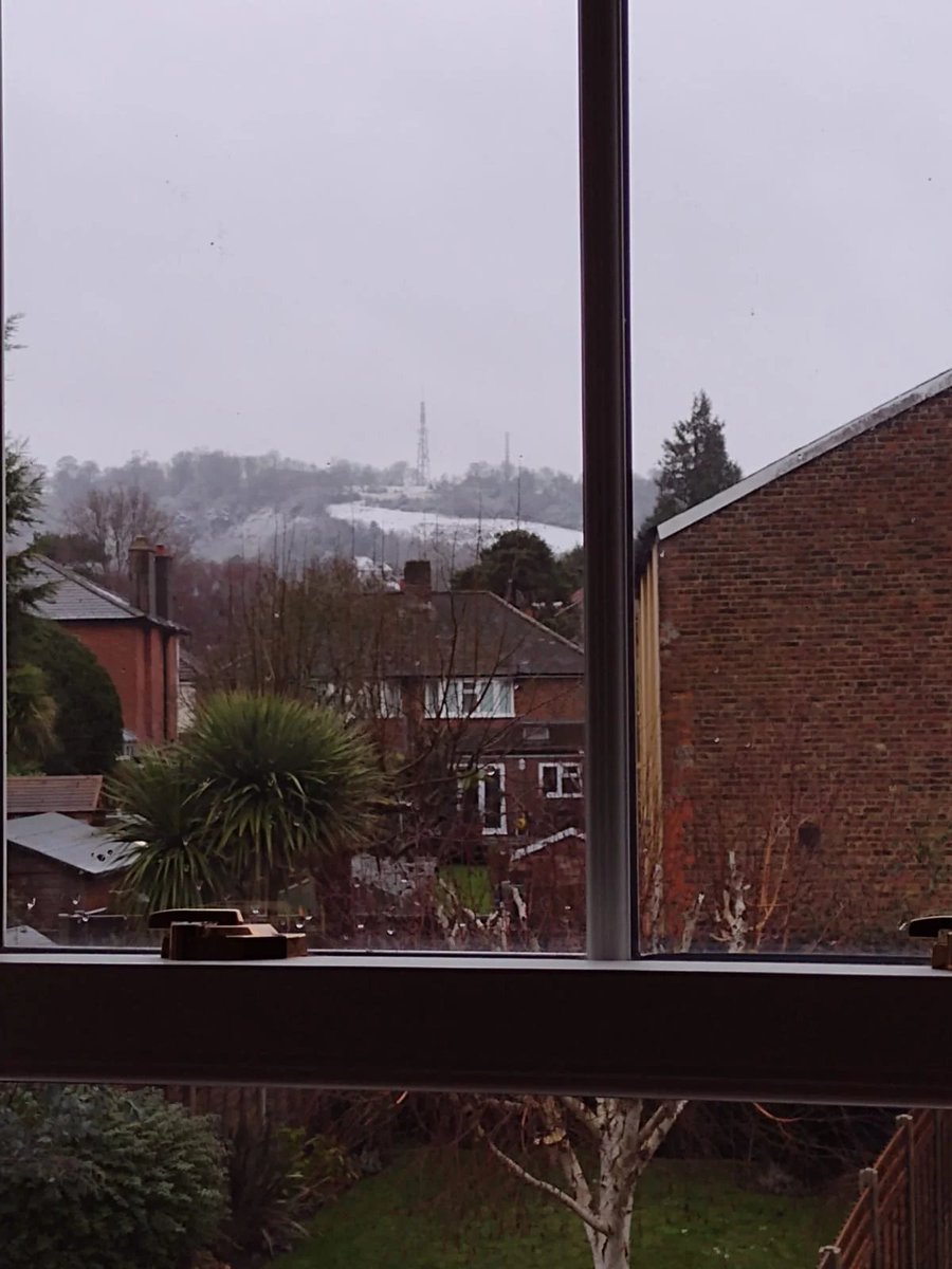 MetJam_'s tweet photo. A good photo that I've pinched off Netweather but a grand example of how elevation makes all the difference for snowfall with this example from Reigate with a clearly marked difference between roughly 70 m to the 250 m on the hills. All set up right for last night. #uksnow https://t.co/RbKBviwEfk