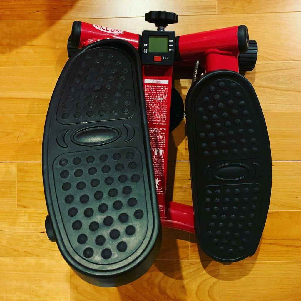 K2spicy's tweet photo. 今日は寒いので、外でのウォーキングはお休み。
うちでステップマシーン踏みます。
#workout
#二代目ステップマシーン
#初代は壊れました
#stepmachine
#working
#lovelife
#負けへんで https://t.co/9pyoSgpGpL