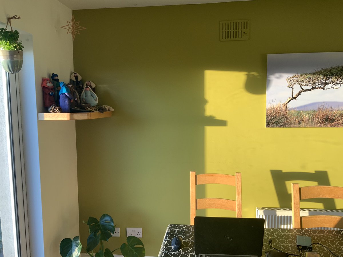 droimarais's tweet photo. #NollaigNamBan
Beannachtaí na Féile! #Grianmhar
Beidh leisce orm ár mbeithilín álainn, cniotáilte ag mo Mham (2004), a chur thar n-ais sa bhosca níos déanaí! #Seoid @duchas_ie https://t.co/JnYfEfEWcK