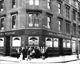 GlasgowPast's tweet photo. Old possil bar mansion street unsure of what year https://t.co/bPzcR81kbX