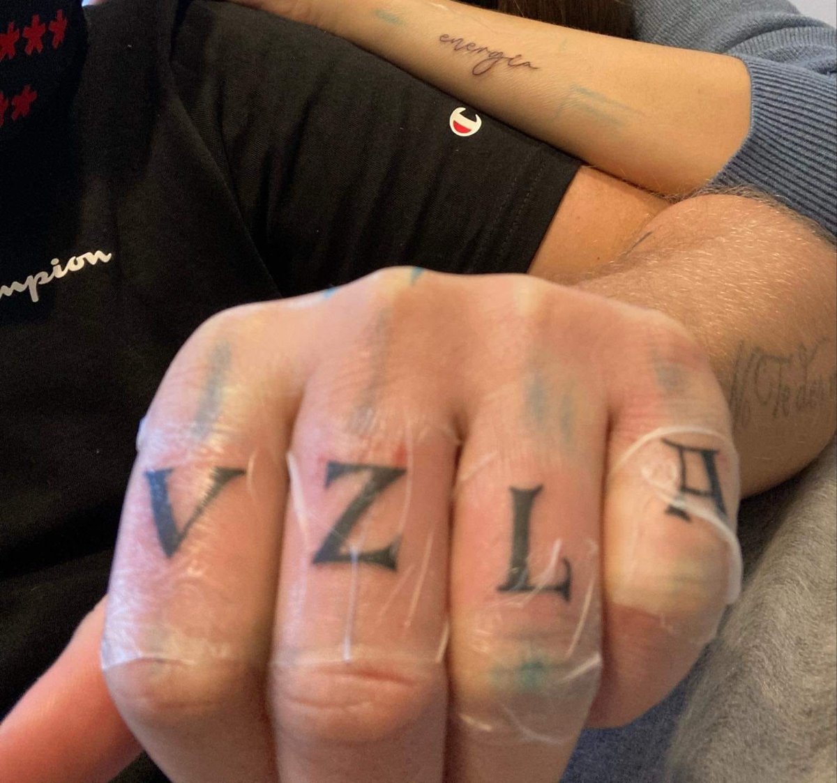_fabsz's tweet photo. Estos tatuajes se los hizo un pana polaco que vivió 4 años en Venezuela.
¿Qué se siente que un polaco quiera más a vzla que ustedes? https://t.co/qz4mbVtzyk