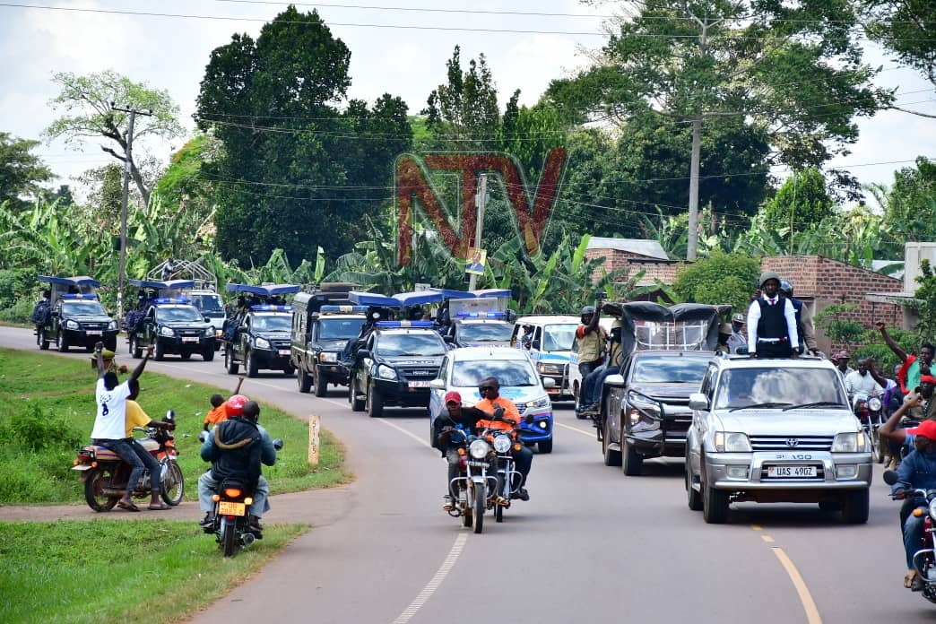 ntvuganda's tweet photo. Up to 7 police vehicles (including EC appointed security) trail NUP presidential flag-bearer, Robert Kyagulanyi as he travels to Namisindwa. Earlier, the police in Kayunga asked that he reduces on the number of vehicles in his convoy #NTVNews #UGDecides2021

📸: Abubaker Lubowa https://t.co/kKuAbocz84