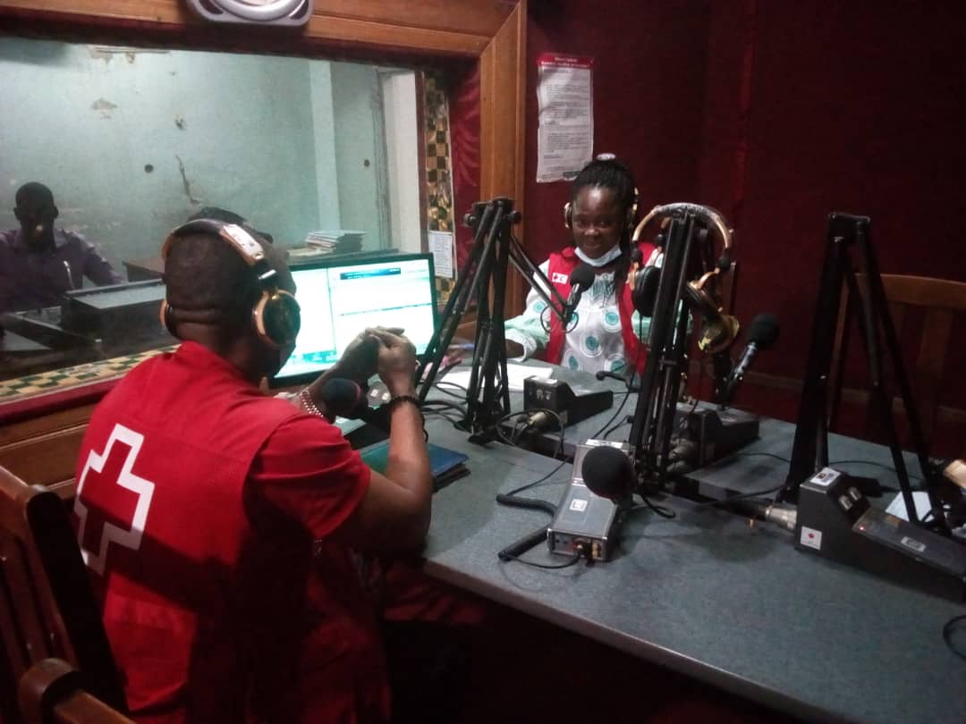Le Responsable Premiers Secours Psychologiques de la <a href="/CroixRougeCam/">Cameroon Red Cross</a> a participe a une émission radio live hier a #Maroua pour présenter l'action de la CRC dans le domaine de l'#assistancepsychologique . Appelez le 1511, numéro vert pour le soutien psychologique. Félicitations!👏