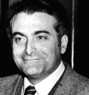 vinmorgante's tweet photo. #Epifania 1980. #Palermo: viene ucciso il Presidente della Regione Siciliana #PiersantiMattarella mentre andava a messa con la famiglia. Aveva 44 anni. Uomo buono. Politico serio, competente, coraggioso. Amministratore con “le carte in regola”. Credente credibile. #6gennaio https://t.co/FMJZLfci0M