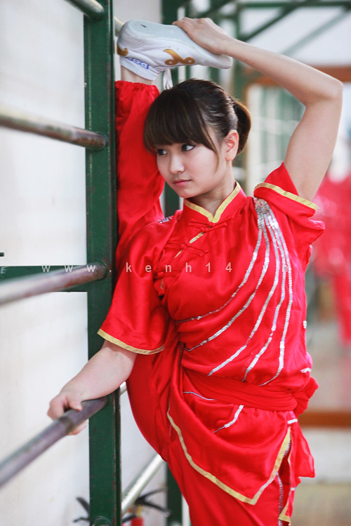 Rather wide hips to control and balance body in landing. Slender legs cuz most of the kicks are very high and straight which require the whole leg to stretch.